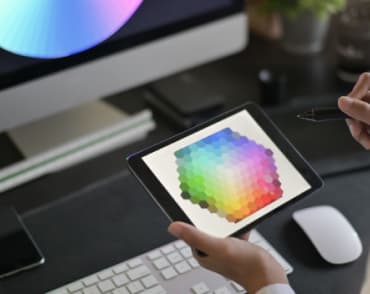 людина працюе за iPad